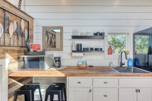 Kühlschrank, Mikrowelle, Wasserkocher mit Kaffee-/Teezubehör