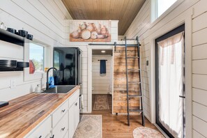 Kylskåp, mikrovågsugn, kaffe- och tebryggare och grytor/köksredskap