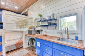 Kylskåp, mikrovågsugn, kaffe- och tebryggare och grytor/köksredskap