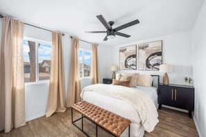 3 bedrooms, iron/ironing board, travel cot, free WiFi - Private Heated Pool | Putting Green & Fireplace (Phoenix)