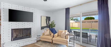 Una Smart TV, una chimenea, una oficina