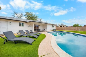 Outdoor pool, a heated pool - Private Heated Pool | Putting Green & Fireplace (Phoenix)
