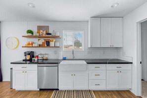 Fridge, microwave, oven, stovetop - Private Heated Pool | Putting Green & Fireplace (Phoenix)