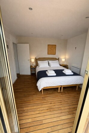 Iron/ironing board, WiFi, bed sheets