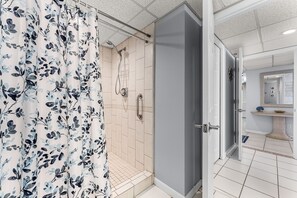 Een douche, handdoeken