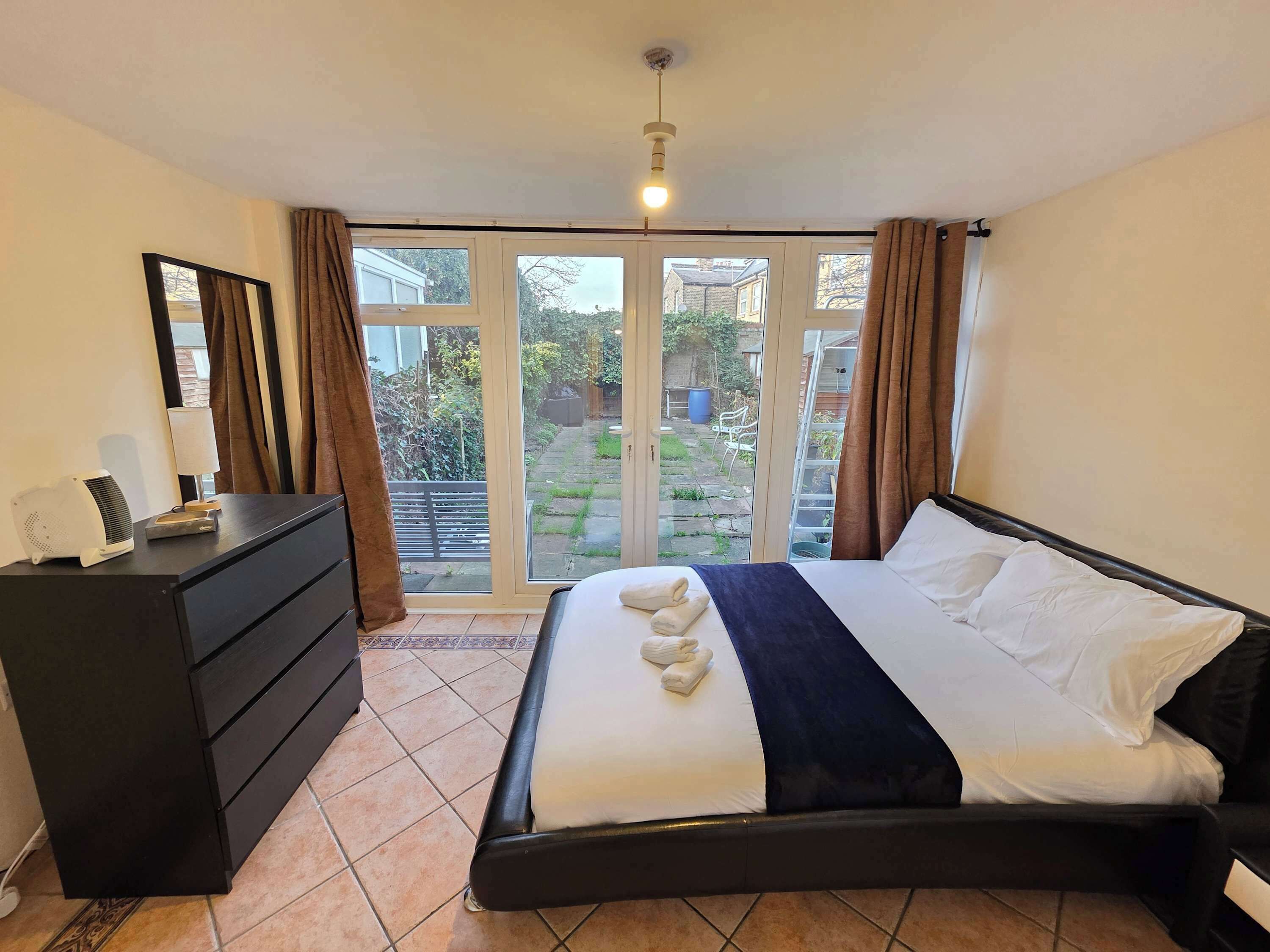 مكواة/لوح كي وخدمة الإنترنت وملاءات أسرّة