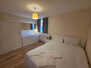Iron/ironing board, Internet, bed sheets - Large 4BDR Home Near Stratford Station (Greater London)