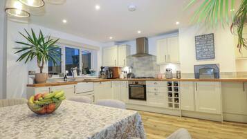 Mesin pencuci piring dan peralatan masak/sendok-piring