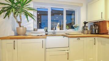 Mesin pencuci piring dan peralatan masak/sendok-piring