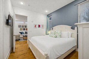 3 bedrooms, desk, iron/ironing board, WiFi - Nashville Scene Suite in Chic East Nash, 12 min to Broadway! (Nashville)