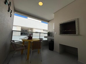 Basic Apartment | Outdoor dining - Full Stay in Condo With Pool Just 600 Meters From the Beach - Ccis (Florianópolis)