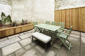 Outdoor dining - Host and Stay | Prospect Rise (Hastings)