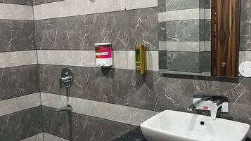 Deluxe-Doppelzimmer, Balkon, Stadtblick | Badezimmer