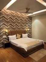 Quarto casal luxo, sacada, vista para a cidade | Wi-Fi de cortesia, acesso para cadeiras de rodas