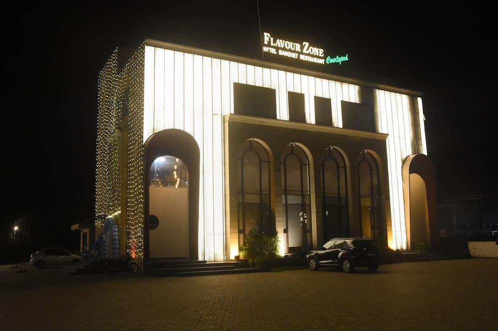Flavour Zone Courtyard - Barara
