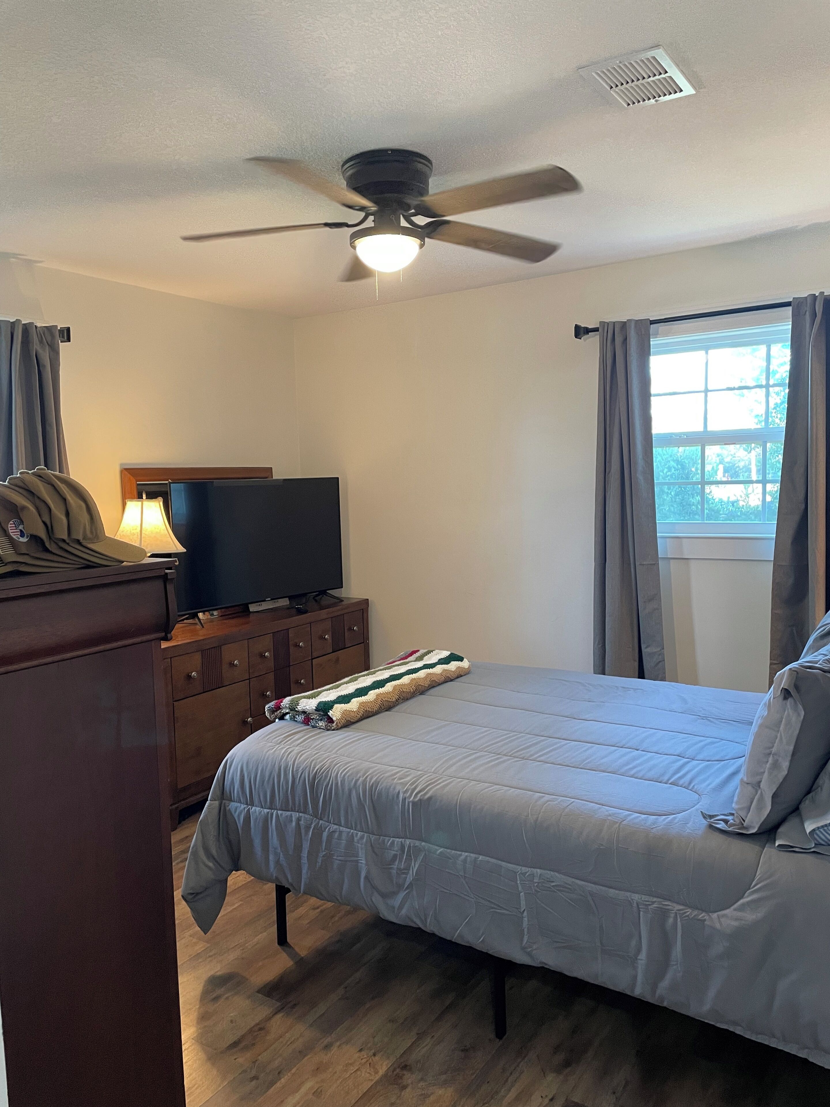 3 多间卧室、熨斗/熨衣板、WiFi、床单