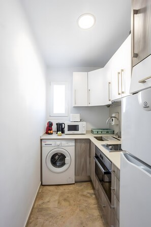 Fridge, microwave, oven, stovetop - Studio 'San Felipe Neri Free Parking' with Sea View, Wi-Fi and Air Conditioning (Cádiz)