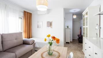 1 habitación, tabla de planchar con plancha, wifi y ropa de cama