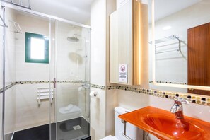 Chuveiro, secador de cabelo, toalhas de banho 
