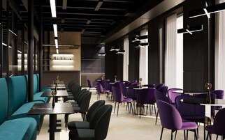 Un ristorante moderno con sedute verdeacqua e viola, tavoli lunghi e lampadari a sospensione.