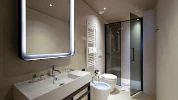 Een douche, gratis toiletartikelen, een haardroger, een bidet