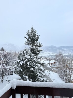 Property grounds - Altitude 1692 - Vue imprenable sur le Cambre d’Aze (Font-Romeu-Odeillo-Via)