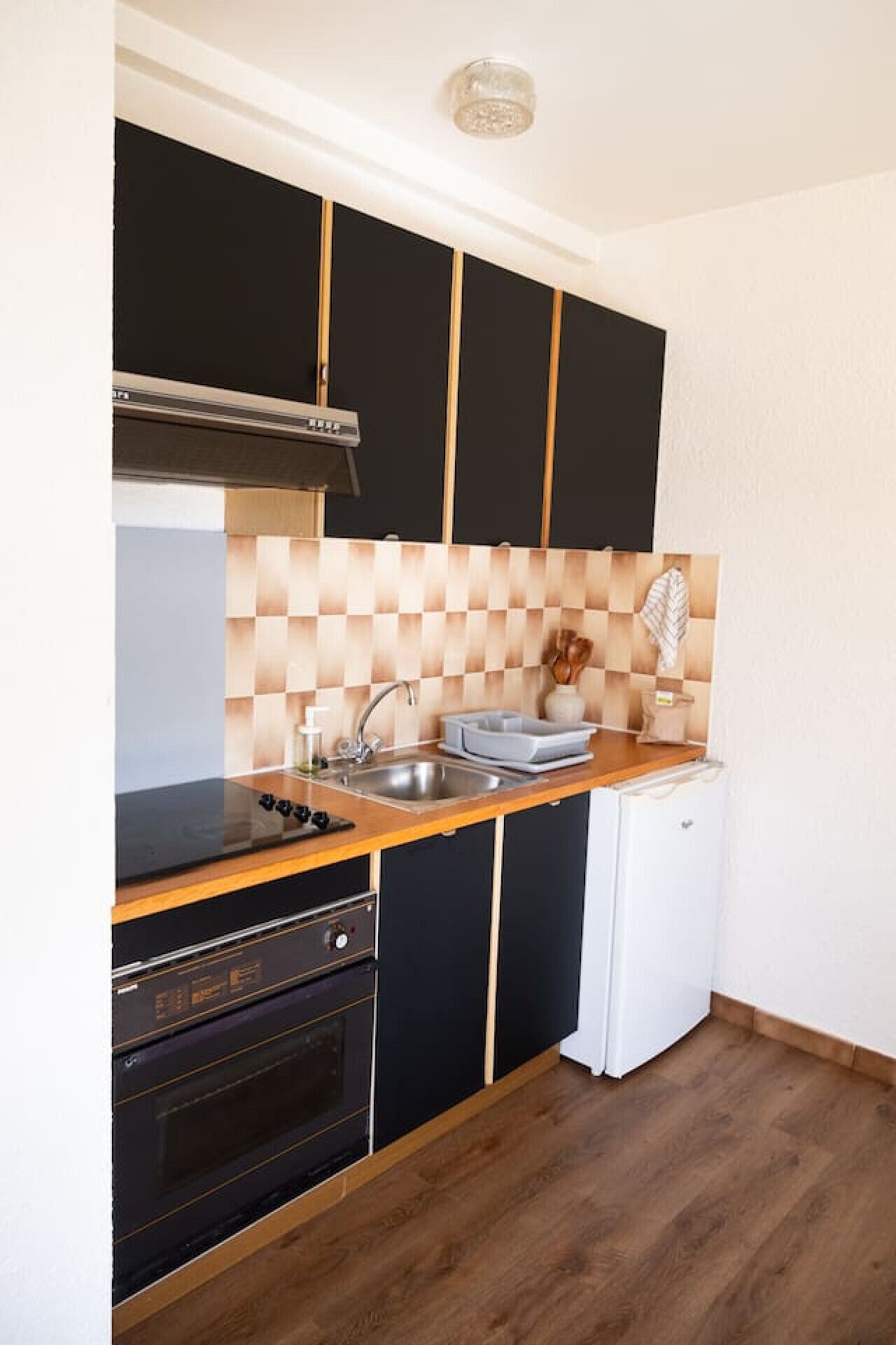 Frigorífico, microondas, placa de cocina y cafetera o tetera