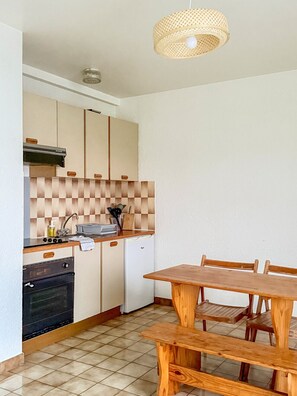 Private kitchen - Altitude 1692 - Vue imprenable sur le Cambre d’Aze (Font-Romeu-Odeillo-Via)