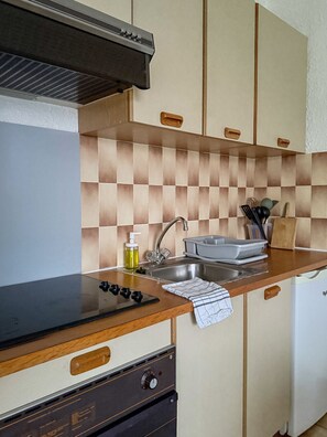 Private kitchen - Altitude 1692 - Vue imprenable sur le Cambre d’Aze (Font-Romeu-Odeillo-Via)