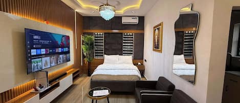 Apartemen Keluarga, balkon, pemandangan kota | Brankas, meja kerja, ruang kerja ramah laptop, dan tirai kedap cahaya