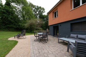 Outdoor dining - Maison Kerveda – Accessible, Terrace, Garden & Wi-Fi (Pluneret)