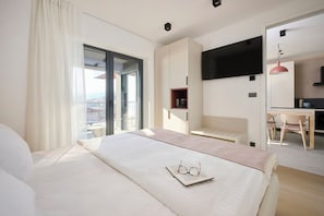 Apartment for 3 persons with sea view balcony | Coffres-forts dans les chambres, fer et planche à repasser