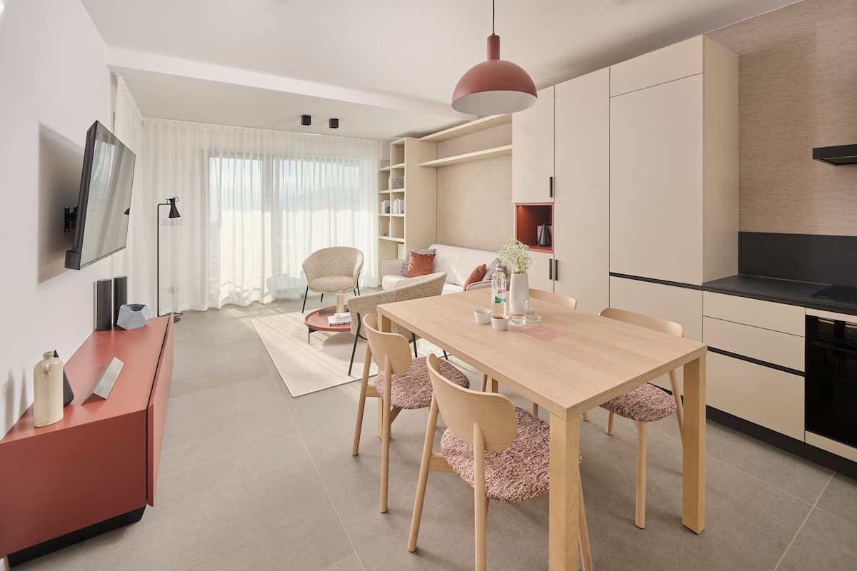 Coffres-forts dans les chambres, fer et planche à repasser