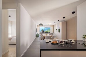Una cocina moderna con comedor, vista al exterior y un ventanal grande.