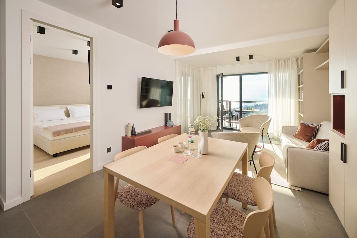 Apartment for 3 persons with sea view balcony | Coffres-forts dans les chambres, fer et planche à repasser