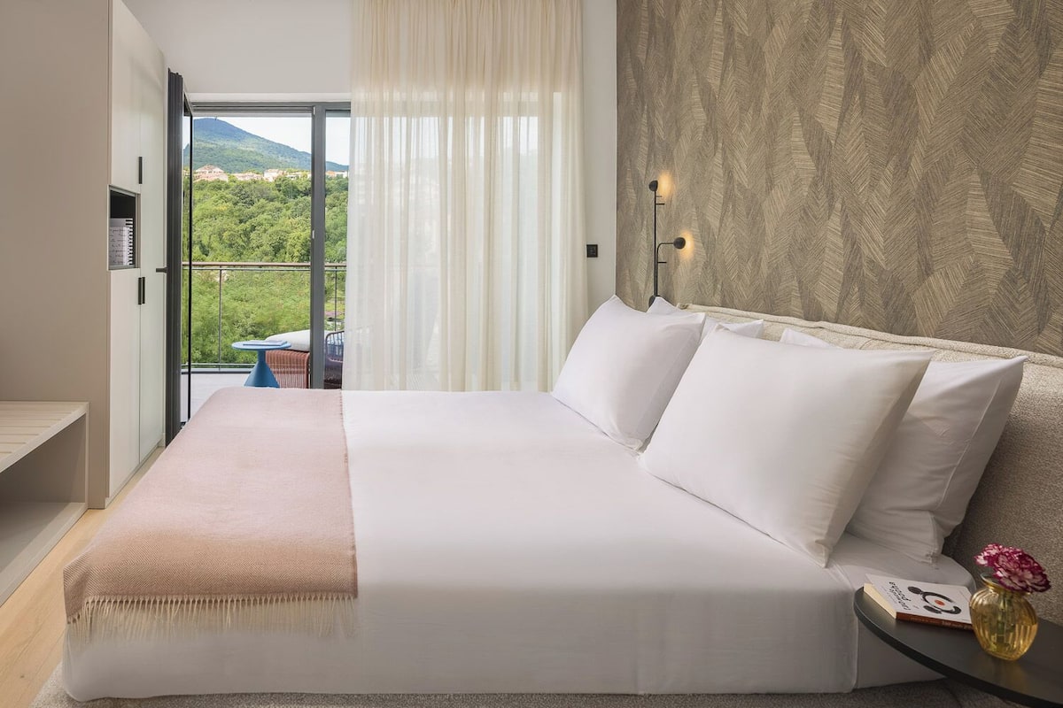 Vosco four\-bedroom rooftop apartment | Caja fuerte, tabla de planchar con plancha, wifi gratis