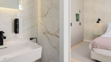 Apartment for 4 persons with sea view balcony | Badezimmer | Dusche, Haartrockner, Bademäntel, Hausschuhe
