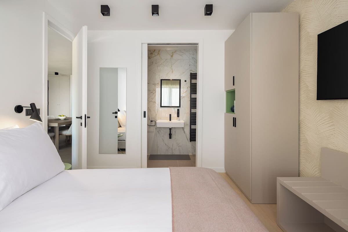 Family Apartment for 5 persons with sea view balcony | Caja fuerte, tabla de planchar con plancha, wifi gratis