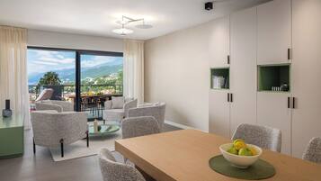 Un interno moderno con zona pranzo, divani e vista sull'esterno.