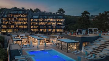Una piscina al aire libre de temporada