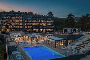 Una piscina al aire libre de temporada
