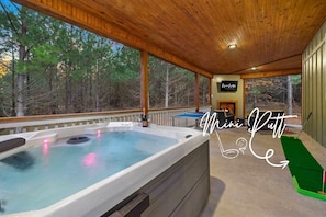 Outdoor spa tub - Honey Love Cabin | Hot Tub, Outdoor Fireplace, Near Broken Bow Lake (Broken Bow)