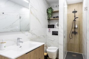 Een douche, een haardroger, handdoeken