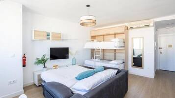 Een strijkplank/strijkijzer, wifi, beddengoed