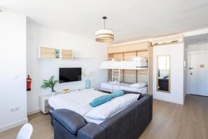 Een strijkplank/strijkijzer, wifi, beddengoed