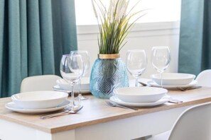 Dining - Valdelagrana Studio with Parking, Pool, Wi-Fi & Air Conditioning (El Puerto de Santa María)