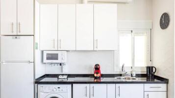 Een koelkast, een microgolfoven, een kookplaat