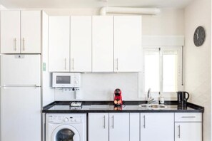 Een koelkast, een microgolfoven, een kookplaat