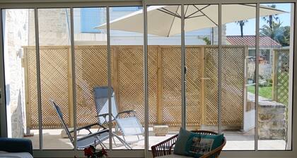 Maison rénovée + grand jardin, coeur de village et proche plage