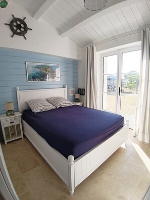 2 bedrooms, desk, iron/ironing board, travel crib